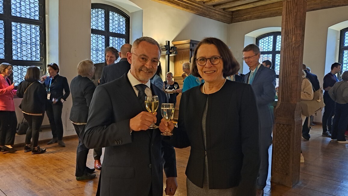 © charivari. Präsident des Bayerischen Landesturnverbandes Dr. Alfons Hölzl und Regensburgs Oberbürgermeisterin Gertrud Maltz-Schwarzfischer.