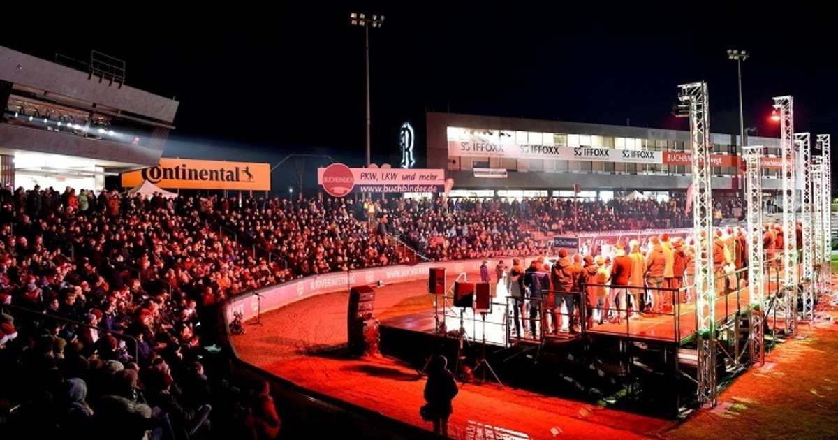 Heute-Abend-8-Regensburger-Weihnachtssingen-in-der-Donauarena