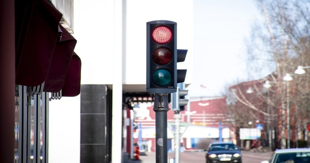 Autofahrerin-prallt-gegen-Ampel-vorm-Cineplex-in-Neumarkt