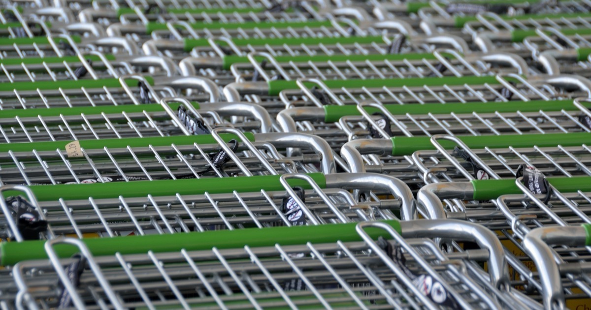 Barbing-83-J-hrige-rammt-Auto-auf-Parkplatz-und-geht-entspannt-einkaufen