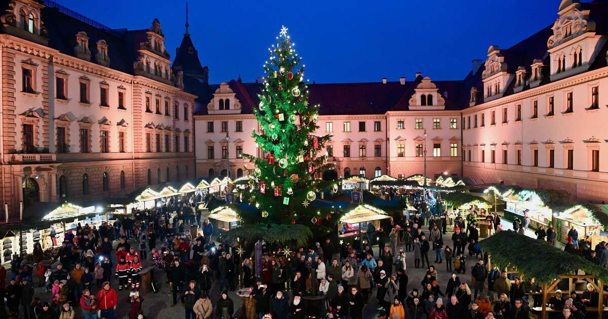 Lesung-von-F-rstin-Gloria-von-Thurn-und-Taxis-auf-Romantischem-Weihnachtsmarkt-in-Regensburg-ausgebucht