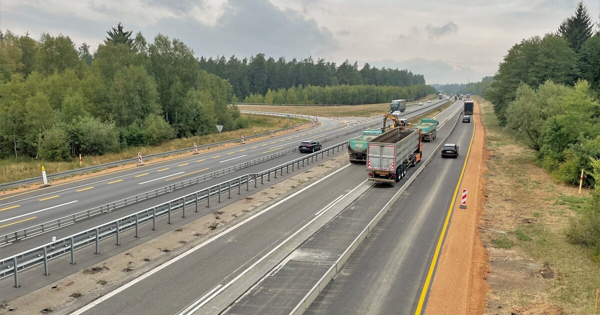 Schilderbr-cken-auf-der-A-93-montiert