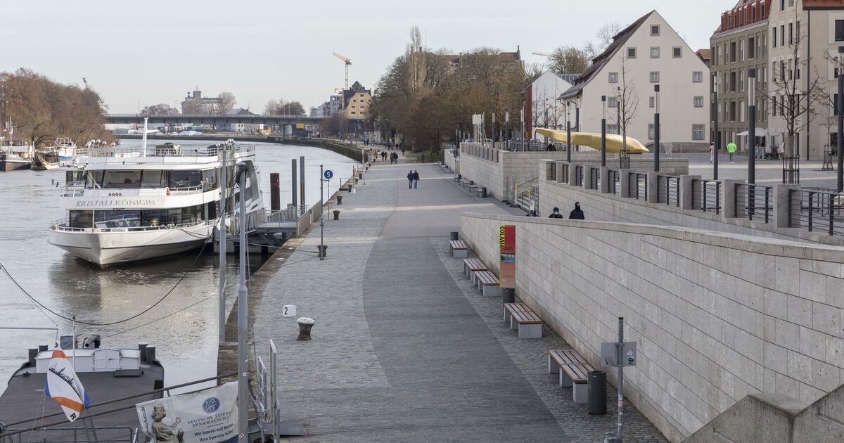 Unbekannter-f-hrt-in-Regensburg-mit-Auto-Treppe-beim-Donaumarkt-runter-und-haut-ab