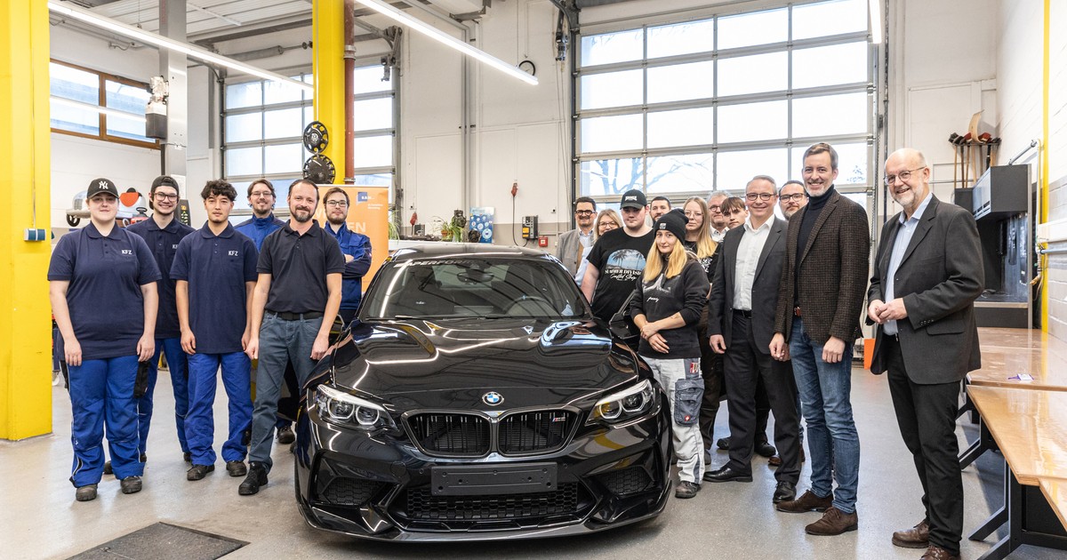 BMW Group Werk Regensburg übergibt Schulungs-Fahrzeug an ...