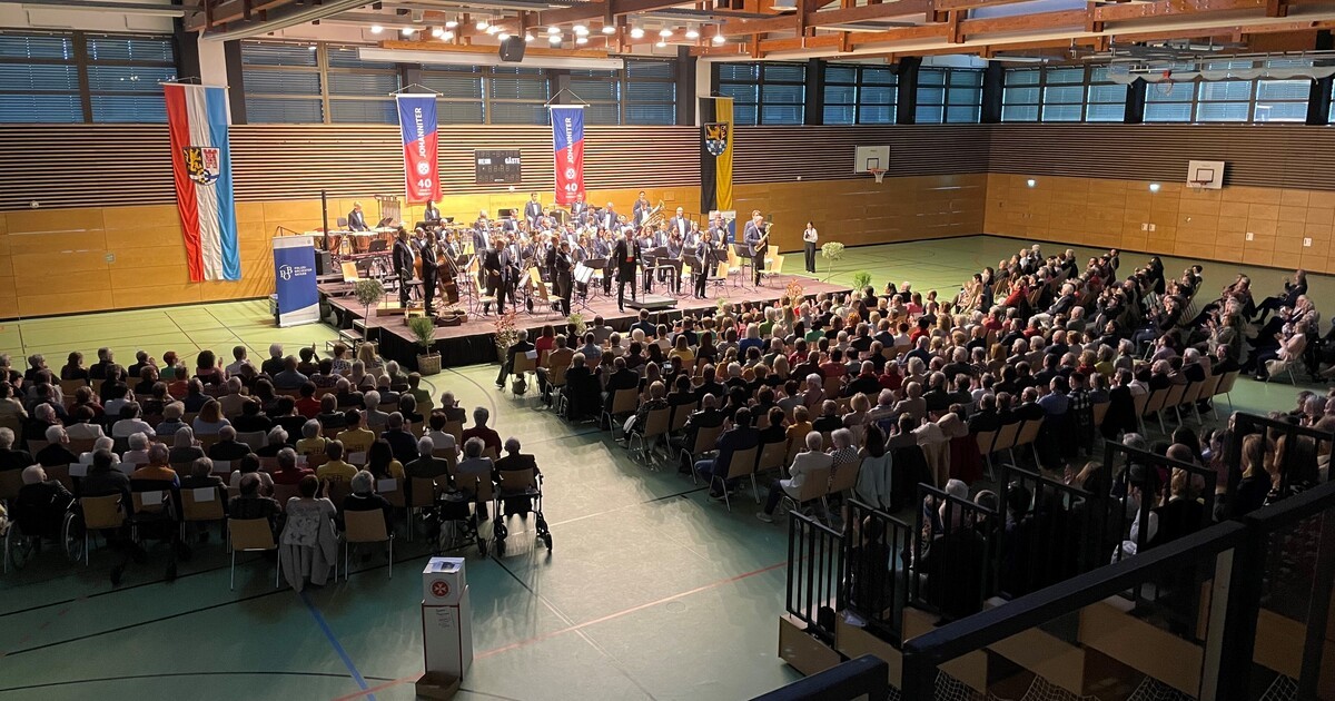 Schwandorf-Polizeiorchester-Bayern-l-dt-in-die-Oberpfalzhalle