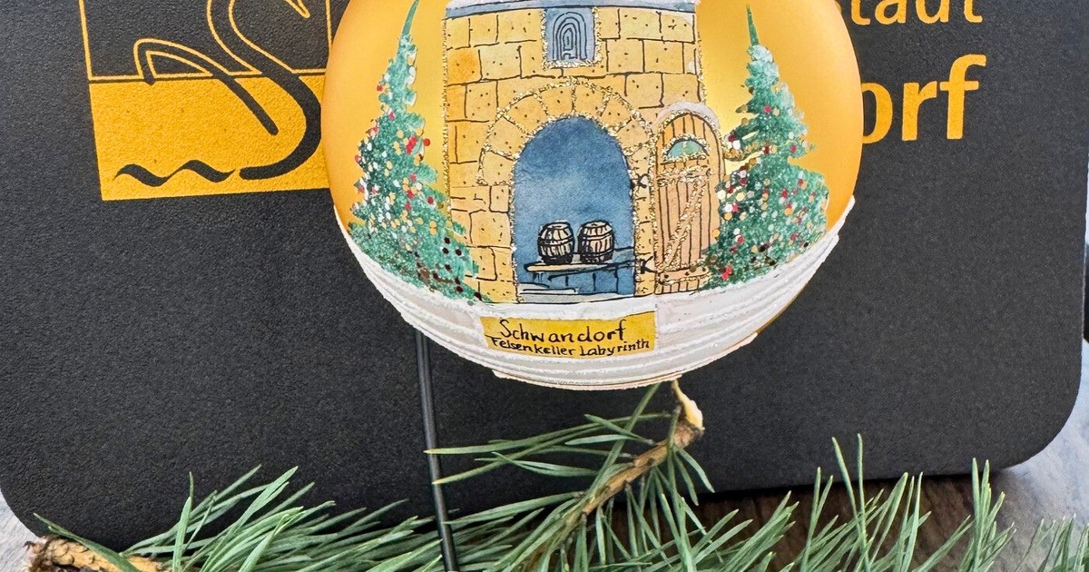 Schwandorf-das-Felsenkeller-Labyrinth-ziert-die-neue-Schwandorfer-Christbaumkugel