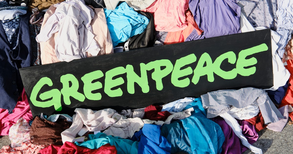 Gegen-Fast-Fashion-Kleiderberg-auf-Neupfarrplatz