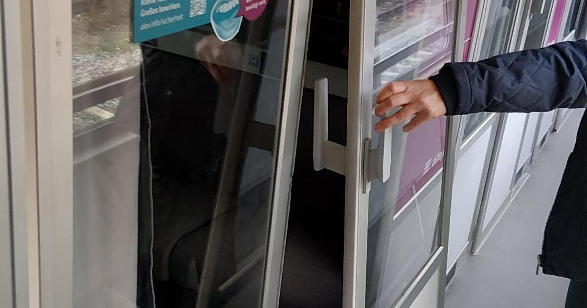 Ausraster-in-Regio-Zug-von-M-nchen-nach-Regensburg-Mann-tritt-T-r-kaputt