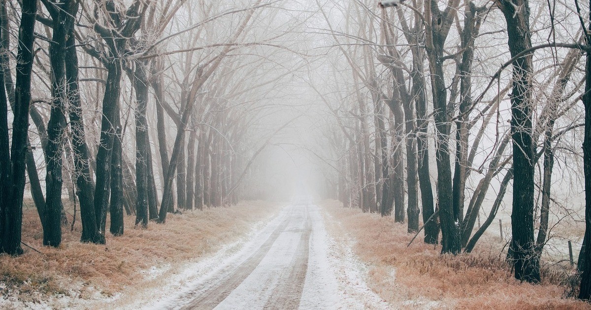 Wintereinbruch-l-sst-Autofahrer-innen-kalt-Nur-ein-Schneegl-tte-Unfall-nahe-Sinzing