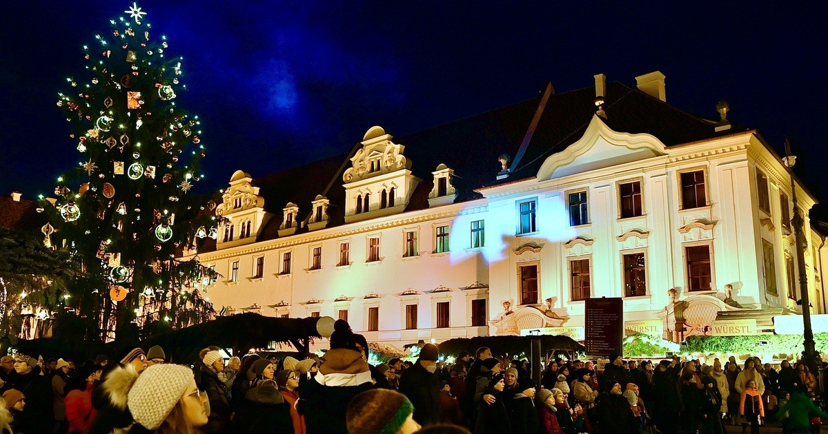 Gro-e-Er-ffnung-vom-Romantischen-Weihnachtsmarkt-in-Regensburg