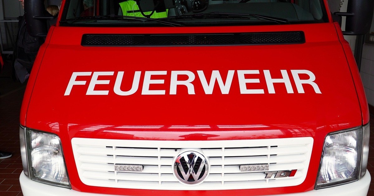 Unbekannte-legen-Brand-bei-Altkleider-Container-in-Regensburg-Kumpfm-hl
