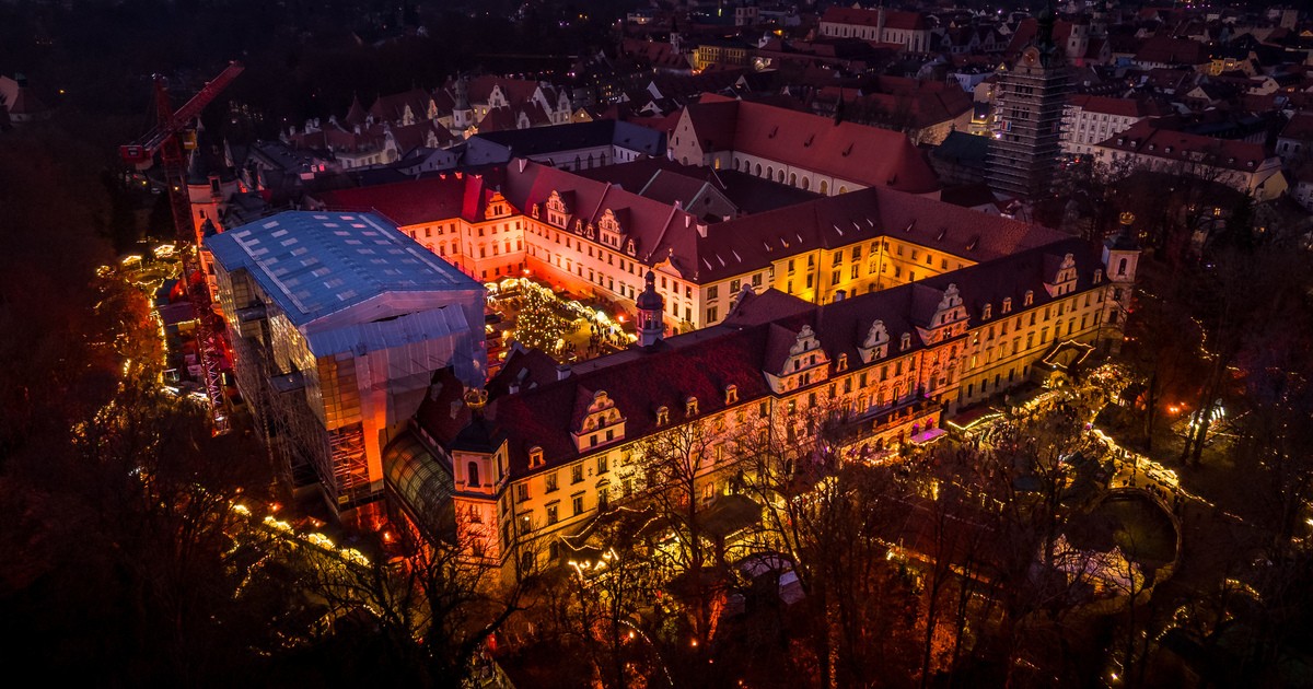 Lesung-auf-Romantischem-Weihnachtsmarkt-in-Regensburg-F-rstin-Gloria-pr-sentiert-ihr-neues-Buch
