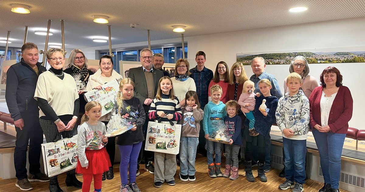 Schwandorf-ber-90-B-rgerinnen-und-B-rger-sandten-Urlaubsgr-e-ins-Rathaus