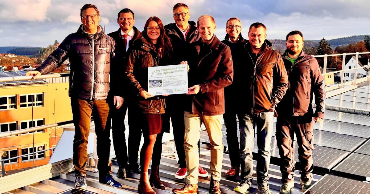 Wernberg-K-blitz-Neue-Mehrfachsporthalle-speist-Strom-ins-regionale-Netz