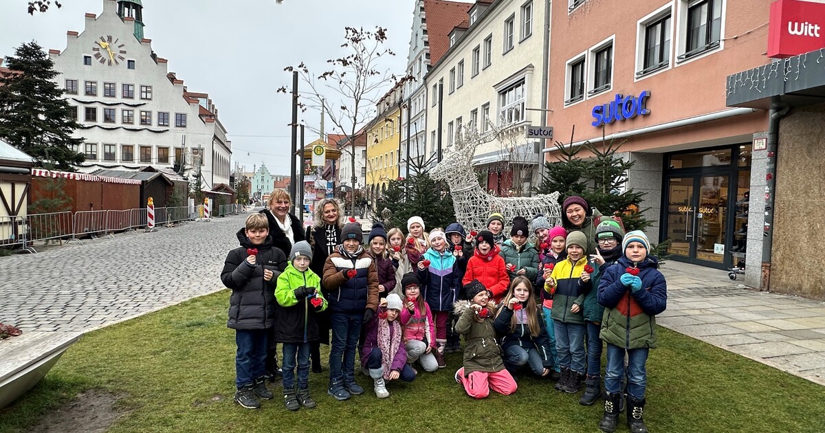 Neumarkter-Schulkinder-basteln-Filz-Herzen-f-r-den-Weihnachtsmarkt