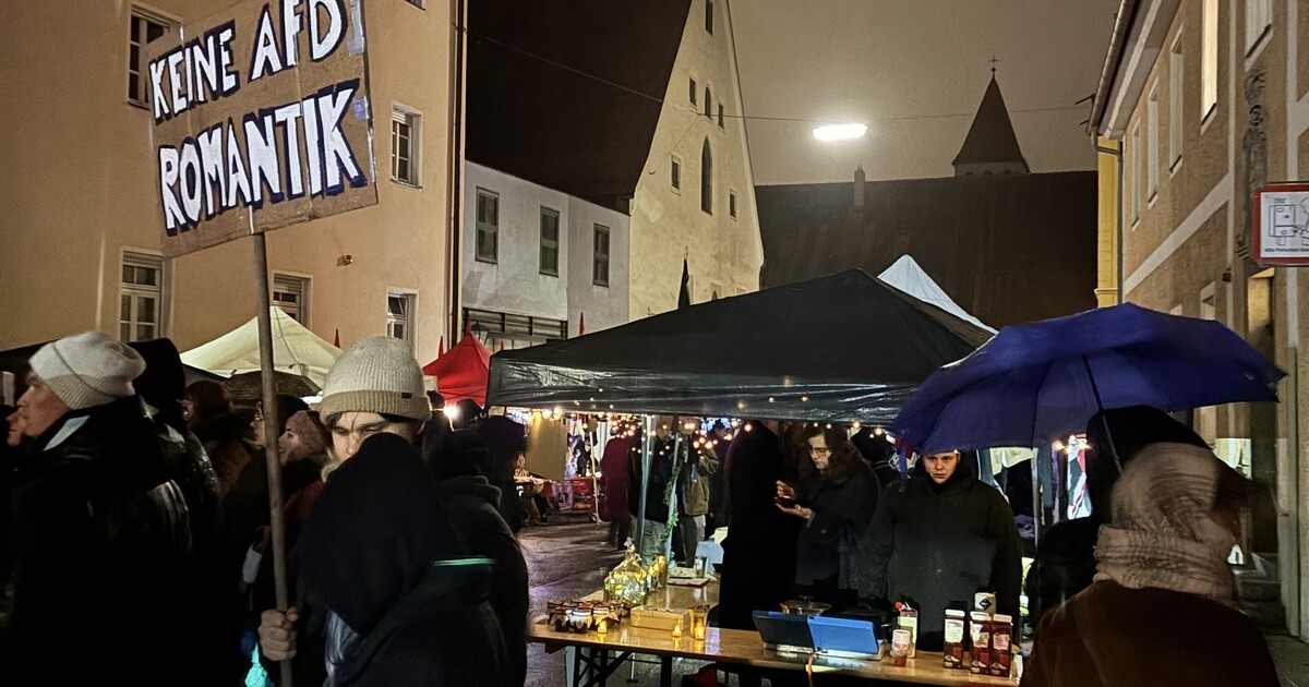 Regensburg-Aktivisten-zufrieden-mit-alternativem-Weihnachtsmarkt-am-Emmeramsplatz