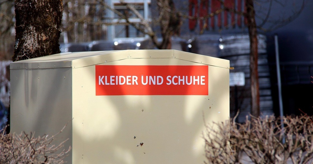 Mainburg-Jugendliche-setzen-Altkleidercontainer-in-Brand-und-fl-chten