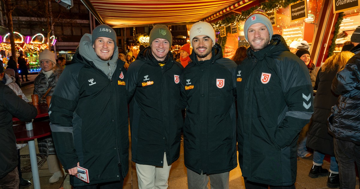 Jahnprofis-schenken-Gl-hwein-aus-f-r-den-guten-Zweck-auf-Christkindlmarkt-in-Regensburg
