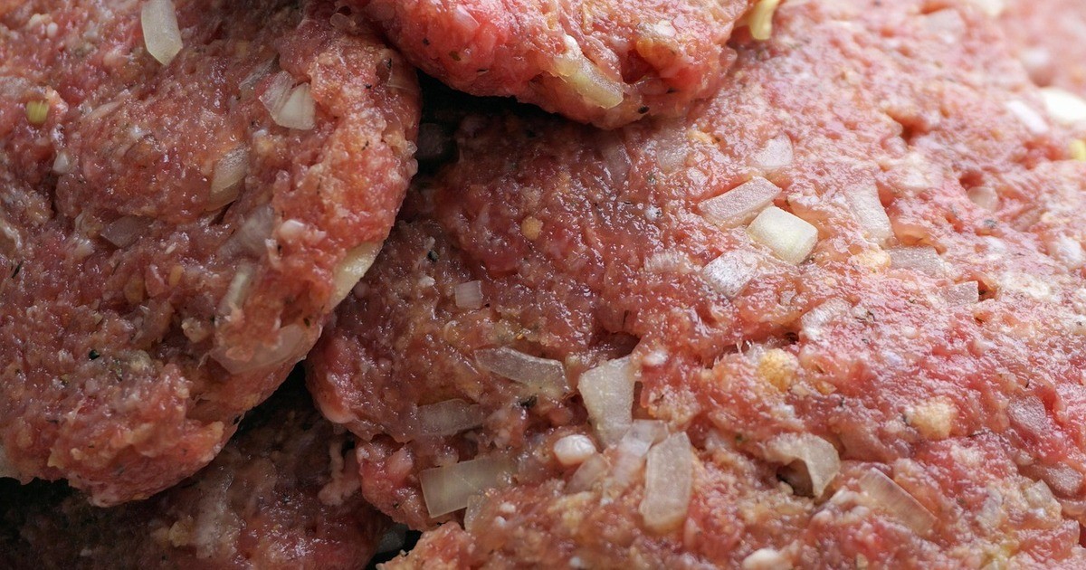 Verdacht-von-Hundebesitzer-in-Hemau-giftiges-Fleischpflanzerl-im-Garten