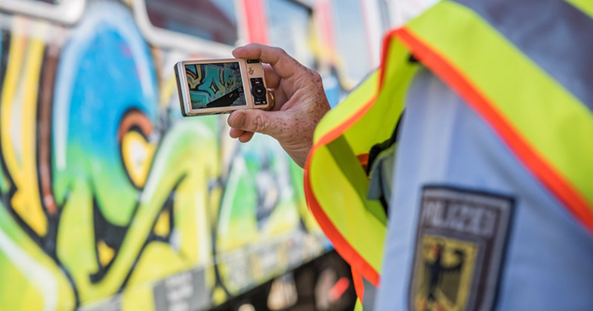 Graffiti-Sprayer-versch-nern-agilis-Zug-in-Neumarkt