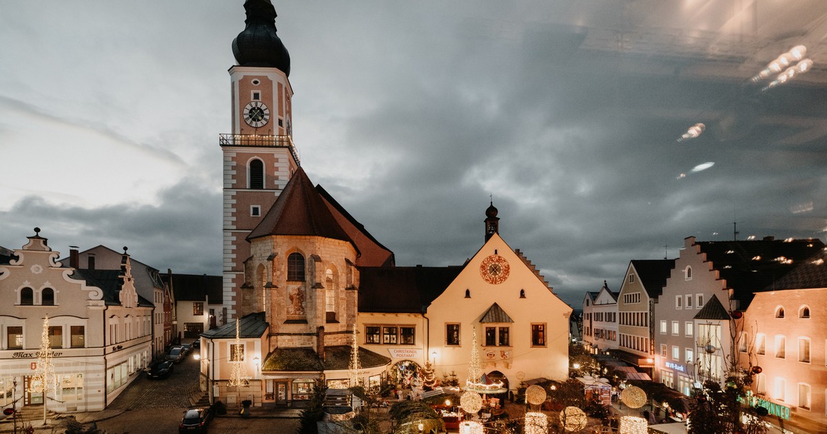 Stadt-Cham-Letztes-Wochenende-auf-dem-Christkindlmarkt-Vereins-Christbaum-gro-er-Erfolg