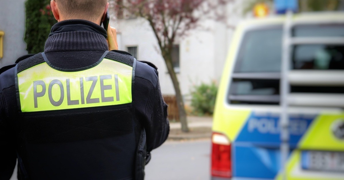Viel-Verkehr-in-der-Maxstra-e-in-Regensburg-Polizei-z-hlt-Fahrzeuge
