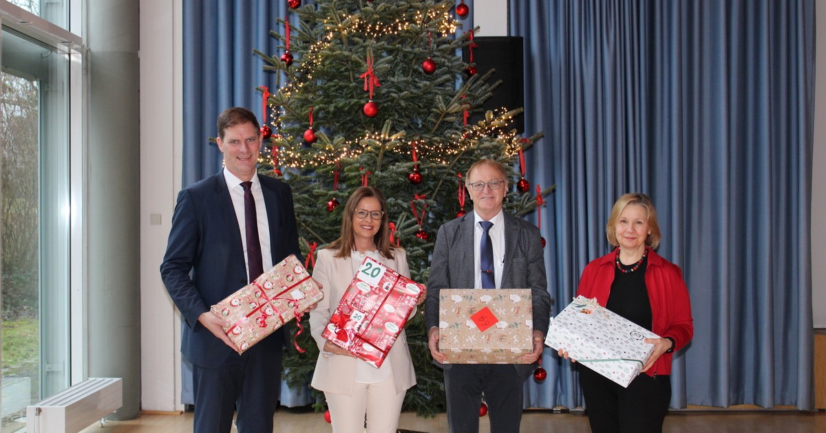 B-gl-Mitarbeiter-spenden-Geschenke-f-r-Kinder