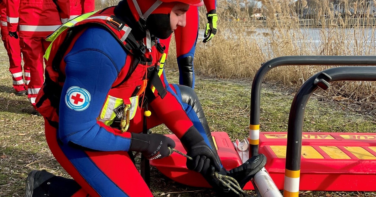 Helden-in-Neopren-Anz-gen-Samstag-Weihnachts-Schwimmen-BRK-Wasserwacht-Regensburg