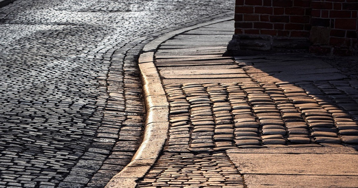 FDP-im-Regensburger-Stadtrat-fordert-barrierefreie-Spur-ohne-Pflastersteine-in-der-Altstadt