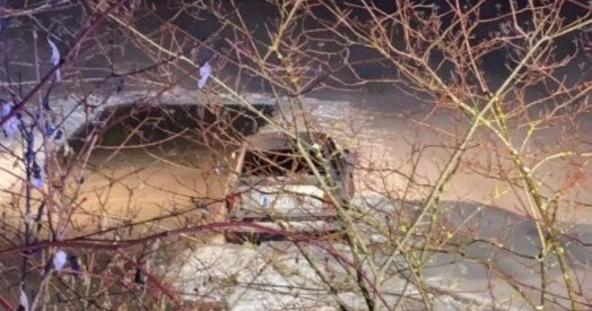 Bodenw-hr-Auto-landet-bei-spektakul-rem-Unfall-auf-dem-zugefrorenen-Hammersee