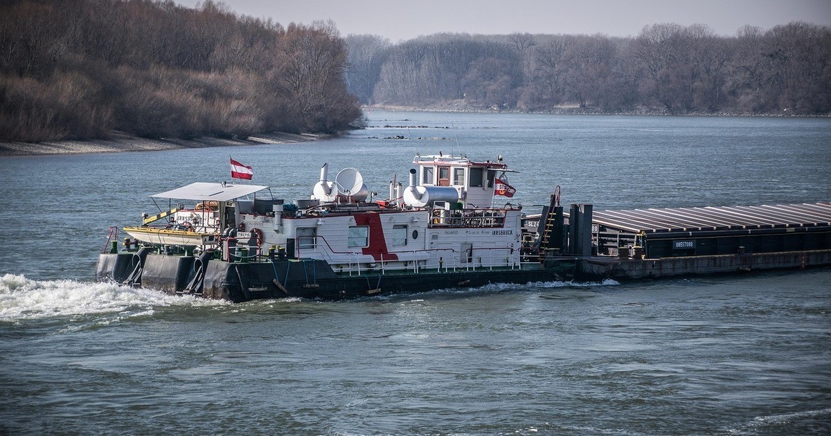 D-nne-Eisschicht-auf-der-Donau-Schiffahrt-im-Raum-Regensburg-noch-nicht-behindert