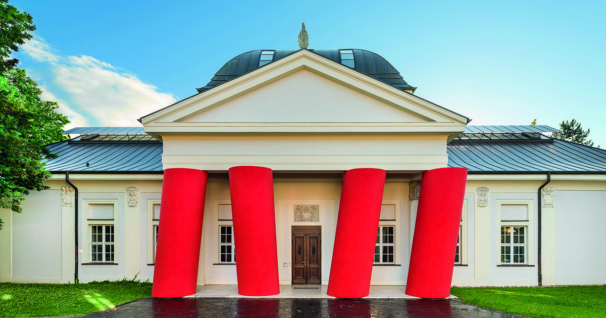 Die-roten-S-ulen-beim-Kunstforum-Ostdeutsche-Galerie-in-Regensburg-werden-nachhaltig