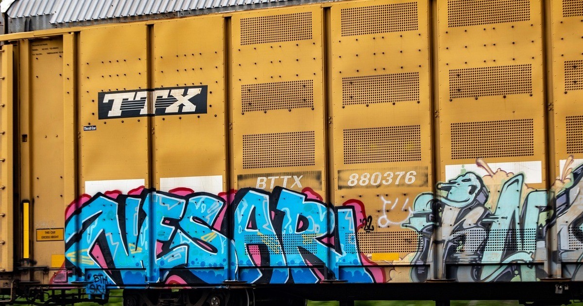 Sprayer-am-Bahnhof-Regensburg-Pr-fening-Riesen-Graffiti-auf-Zug