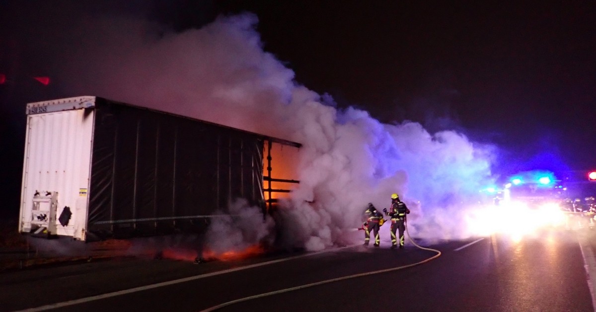 Stundenlange-Sperre-LKW-Brand-auf-der-A93-bei-Regensburg