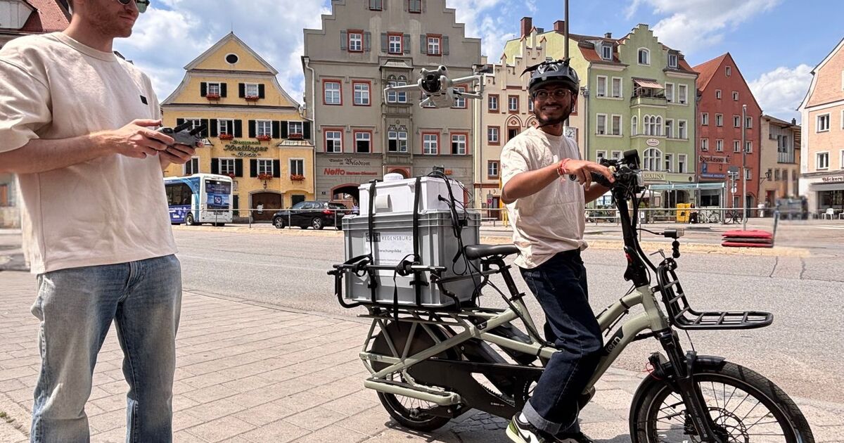 In-Regensburg-schaut-die-Drohne-von-oben-zu-das-Fahrrad-sammelt-Daten-unten