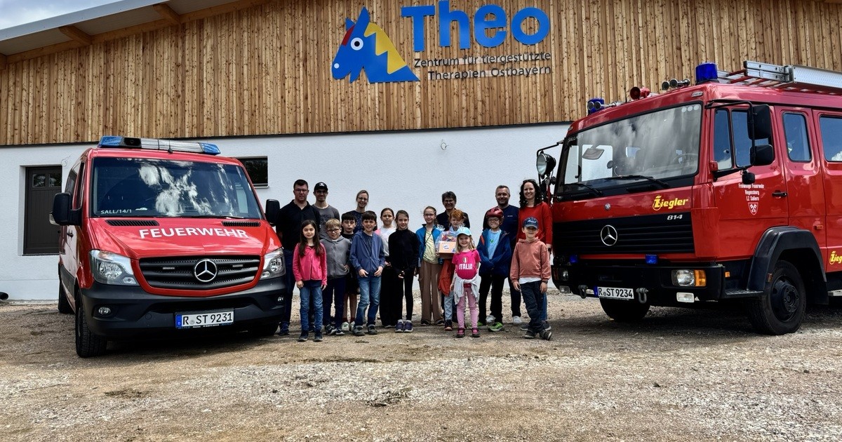Kleine-Feuerwehrleute-aus-Regensburg-treffen-auf-gro-e-Therapietiere