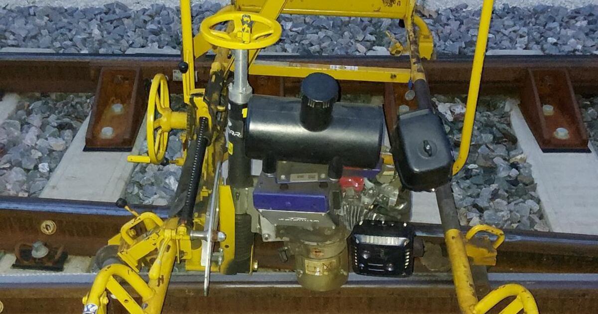 Unbekannte-klauen-von-Bahngel-nde-in-Regensburg-Spezialbaumaschine