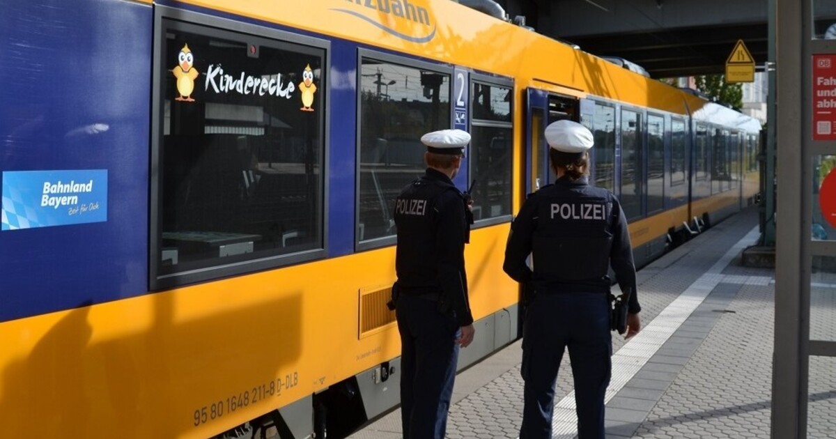 Mann befriedigt sich bei Regensburg vor Enkelin und Fahrgästen in Regionalzug