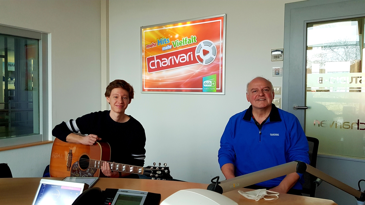 © zu Gast bei charivari: Weihnachtssingen-Organisator Armin Wolf (rechts) und der Regensburger Musiker Michael Lex (links)