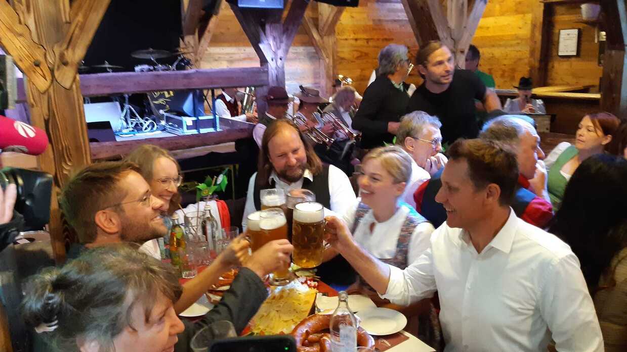 &copy; Anton Hofreiter von den Gr&uuml;nen trinkt sich f&uuml;r seine Rede Mut an