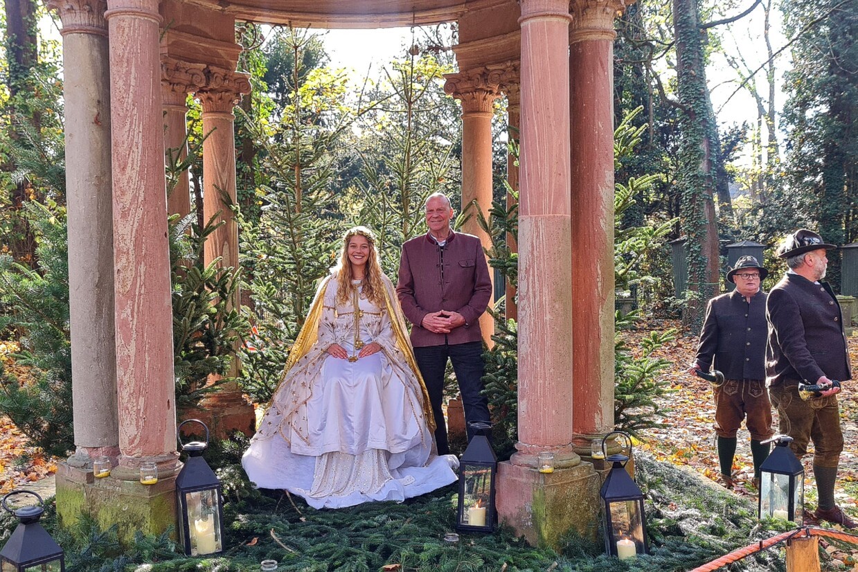 &copy; charivari // Christkind Christina Schwalb mit Veranstalter Peter Kittel