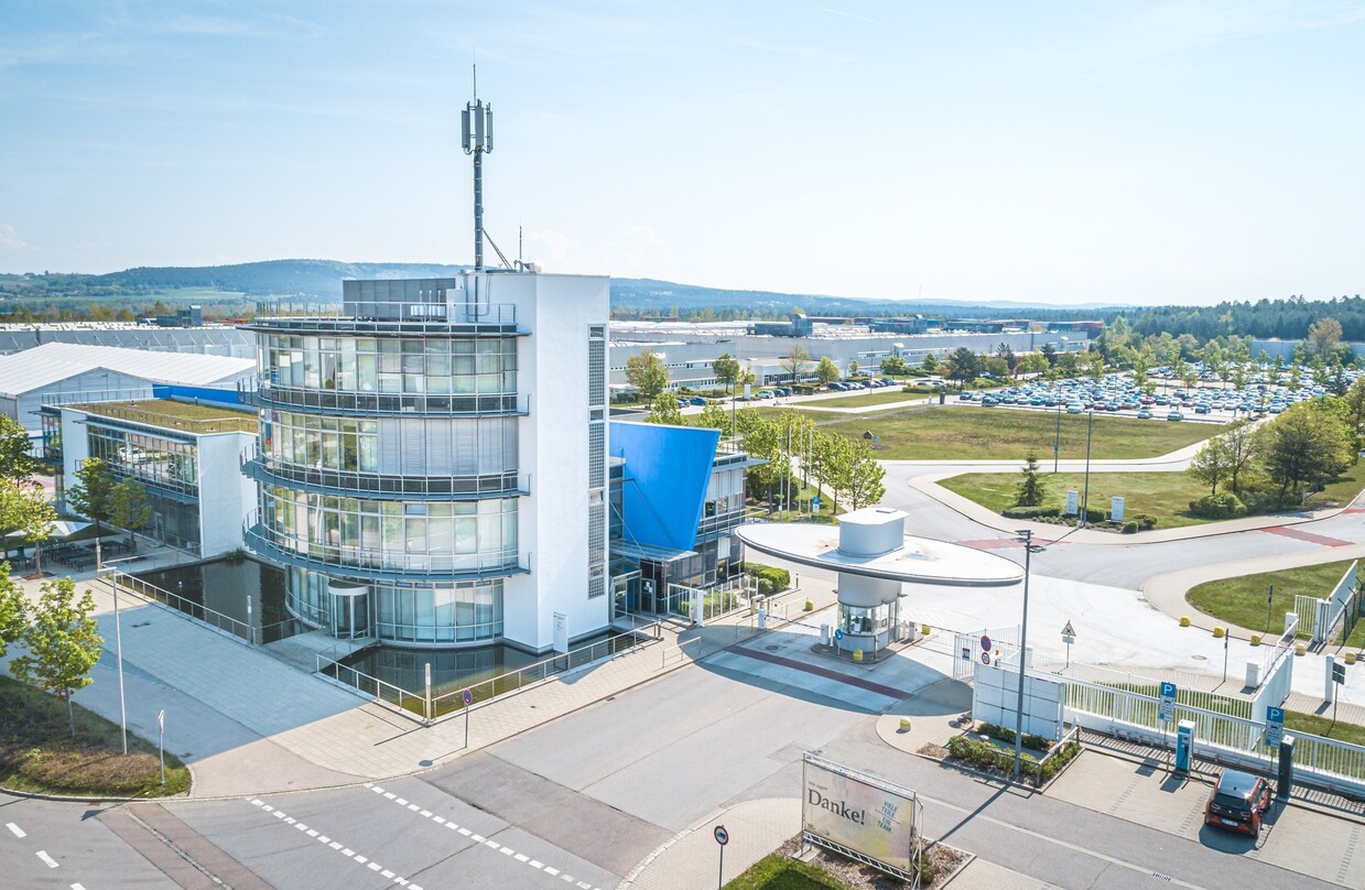 © Zwei neue Technologien werden das BMW Group Werk Wackersdorf bereichern: Rolls-Royce Türenfertigung und Batterie-Testzentrum kommen an den Standort. Bild: BMW Group
