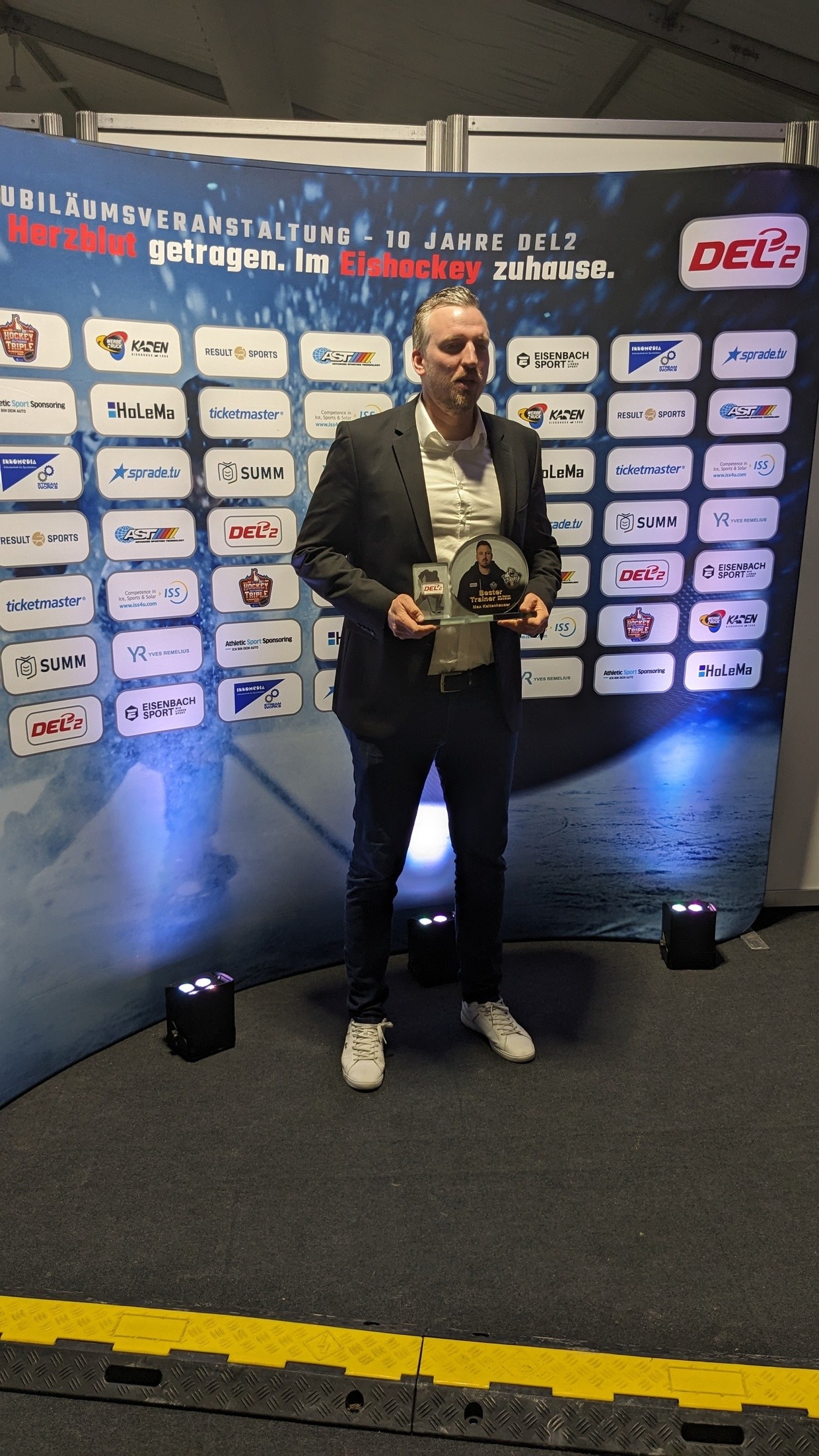 &copy; Simon L&ouml;w