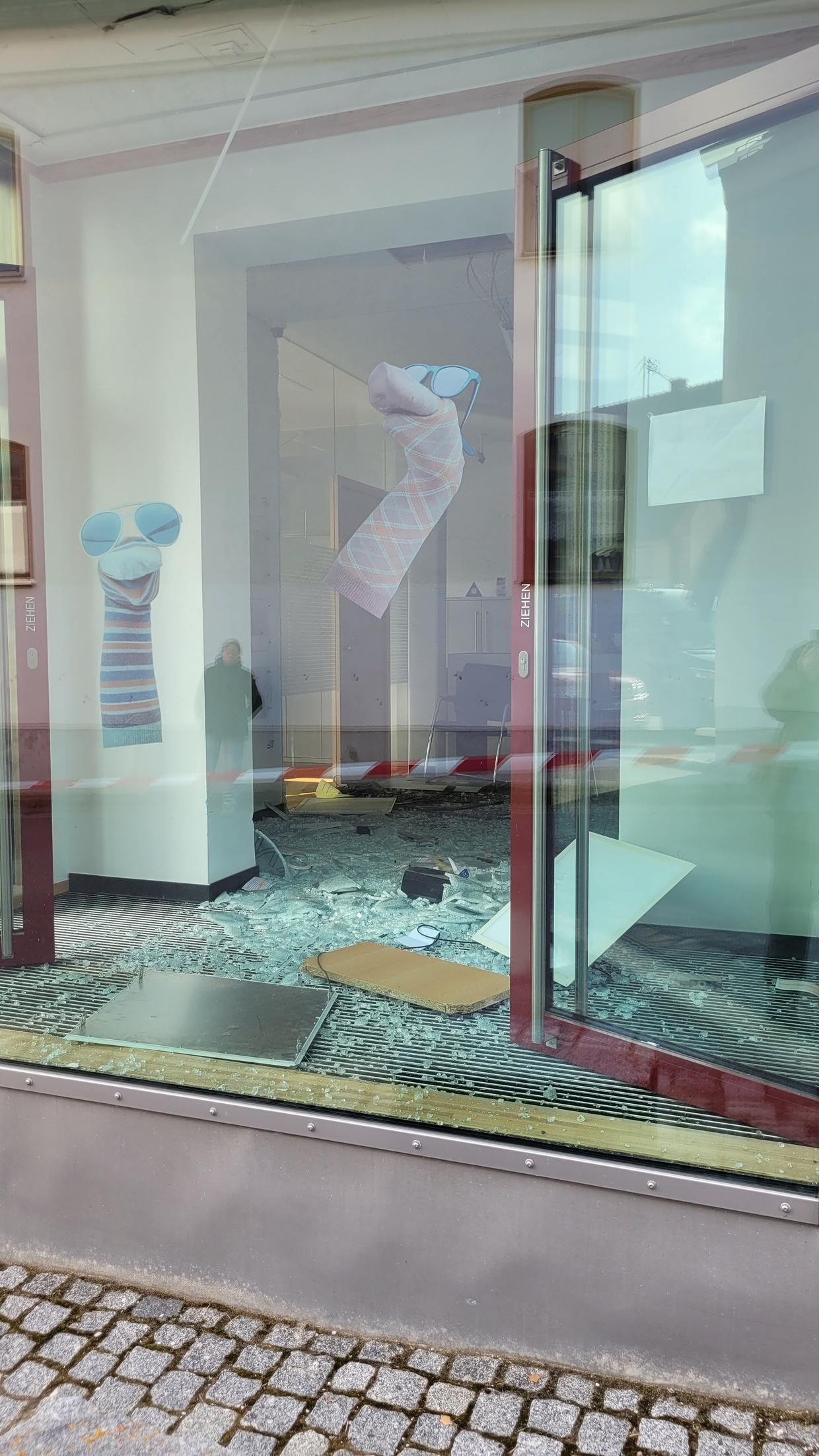 &copy; charivari / Hegele