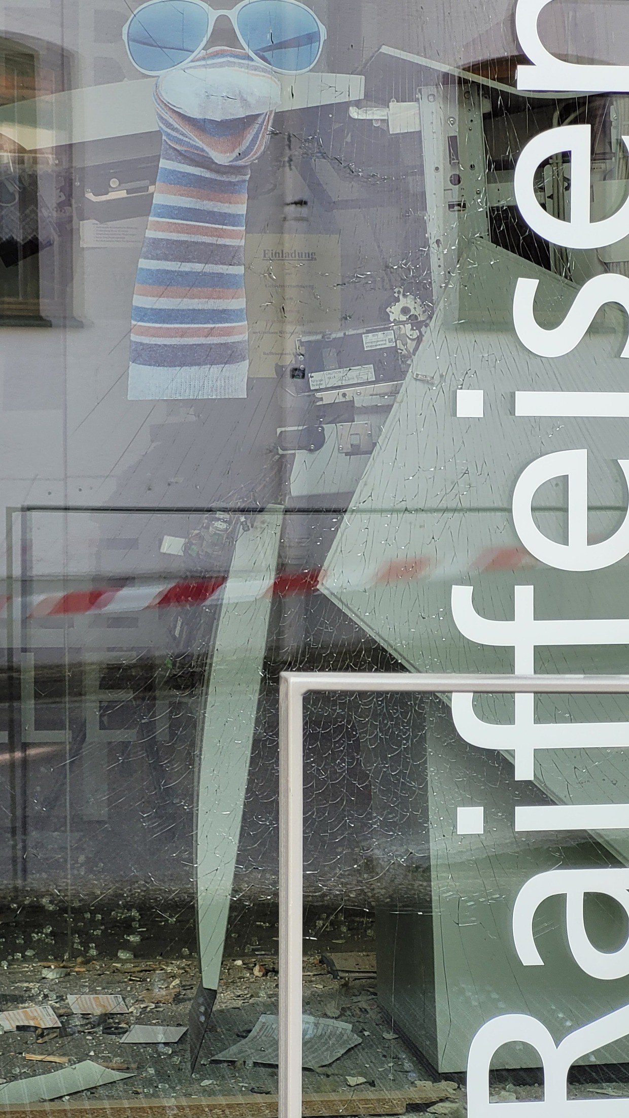 &copy; charivari / Hegele