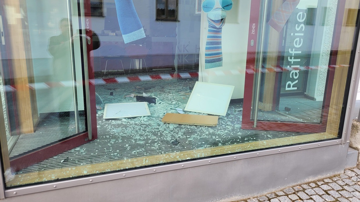 &copy; charivari / Hegele