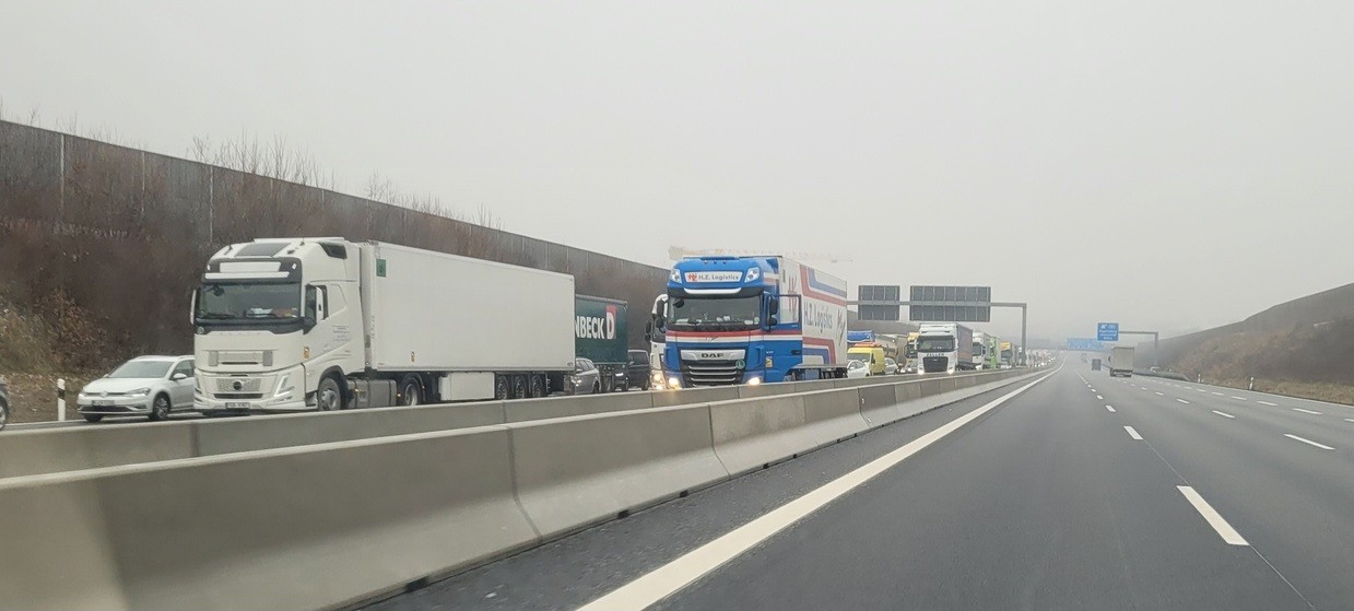 &copy; charivari / Hegele