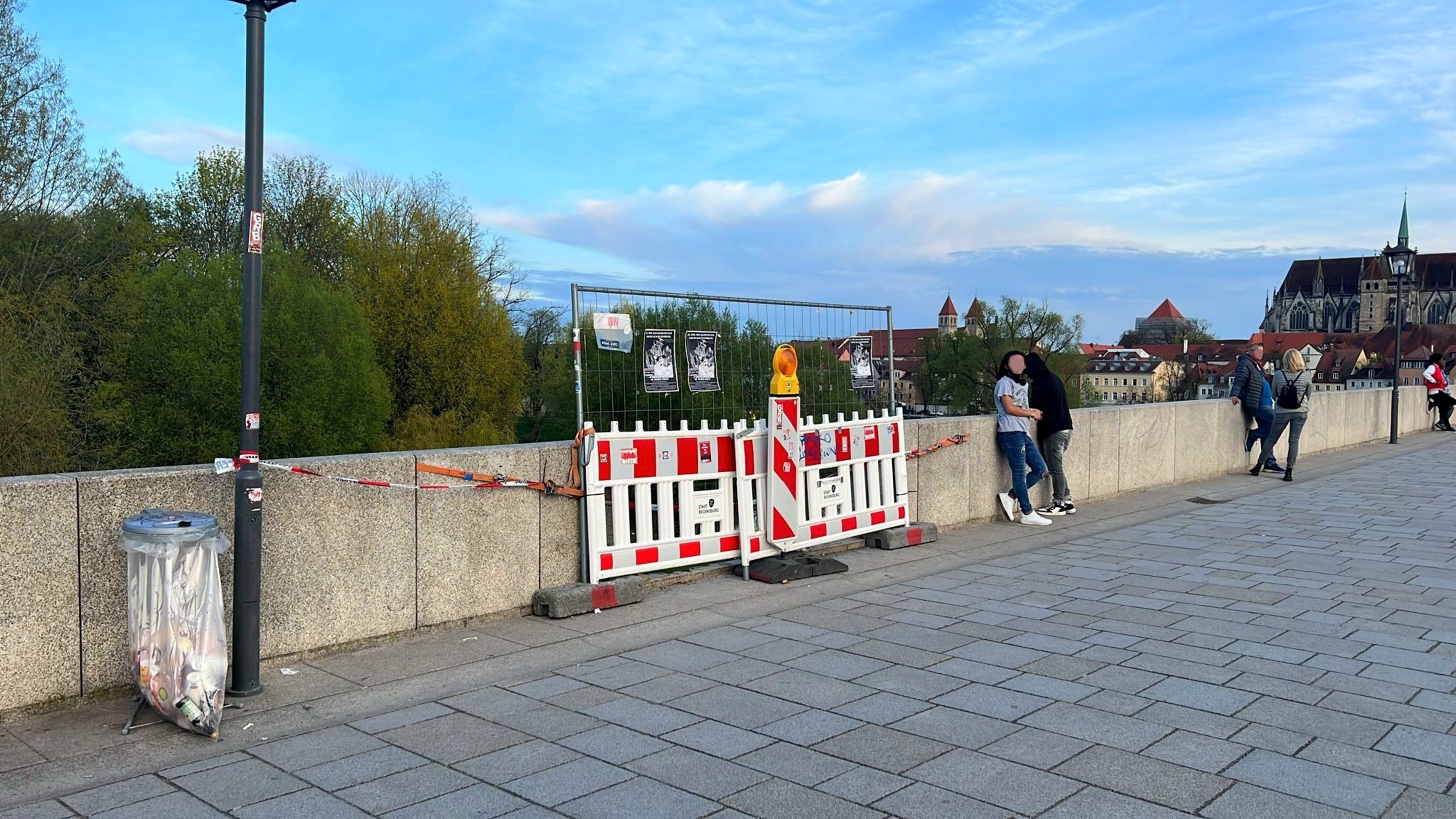 Kleinbus in Steinerne Brücke gekracht Loch wird repariert charivari