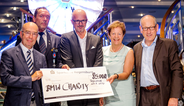 &copy; V.l.  Prof. Michael Nerlich (RZR), Horst Happach (Wasserwacht), Harry Landauer (Charivari), Sissi Riebeling (Aktion Sonnenschein) und Dr. Andreas Wendt (BMW Regensburg)