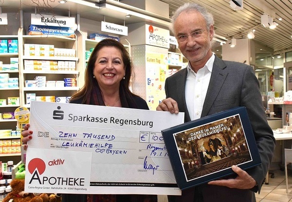 &copy; Hans-Christian Wagner, im Bild: Dr. Claudia Mayer, Inhaberin der &bdquo;aktiv Apotheke&ldquo; im Castra Regina Center und Prof. Dr. Reinhard Andreesen